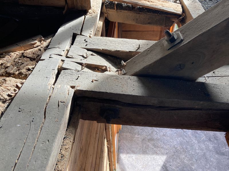 Sanierung des denkmalgeschützten Hotel Kreuz in Romoos – Bauphase | Festsaal | Gebrochenes Mittelholz (Zerrbalken) bei der Krafteinleitung der Sprengwerkstrebe.